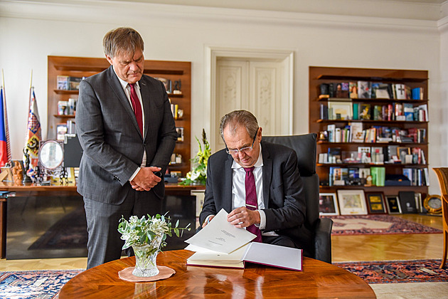 Zeman schválil vstup Finska a Švédska do NATO, chybí souhlas šesti zemí