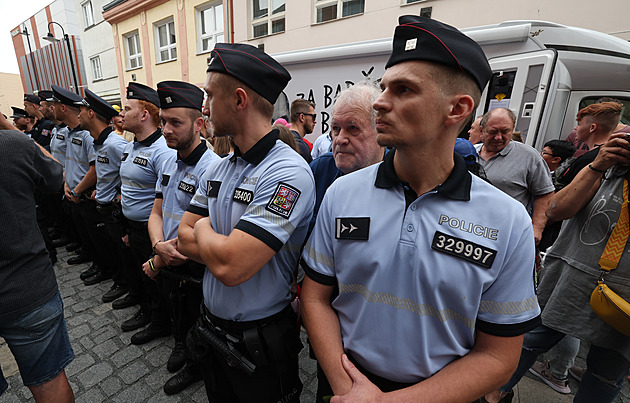 Koblihy ne! vítali Babiše a hádali se s příznivci. Babiš se pustil do Rakušana