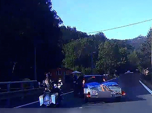 VIDEO: Motorkář předjížděl kolonu, do cesty mu odbočilo auto s vozíkem