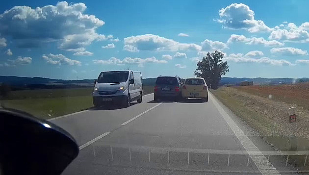 VIDEO: Nebezpečně předjíždějící řidič poškodil auto a ujel