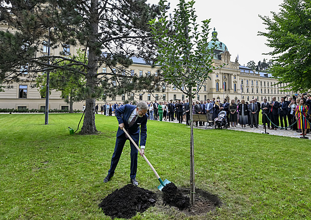 Fiala sázel jabloň na zahradě Úřadu vlády a děkoval svému předchůdci Babišovi