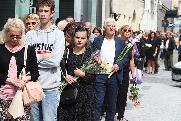 Sbohem Haničko. Se Zagorovou se loučily stovky lidí, zpívali její hity