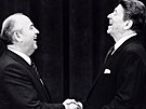 Michail Gorbaov a Ronald Reagan na snímku z jejich prvního setkání v enev.