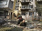 Ukrajinský voják se snaí urit typ munice po ostelování ukrajinského...