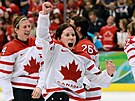 Carla MacLeodová se raduje z triumfu kanadského enského týmu na ZOH 2010.