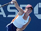 eská tenistka Linda Fruhvirtová podává v prvním kole US Open. 