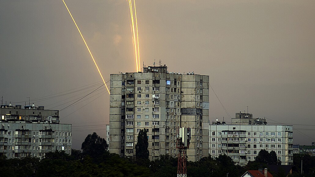 Rakety odpálené z ruského msta Belgorod za úsvitu nad Charkovem. (15. srpna...