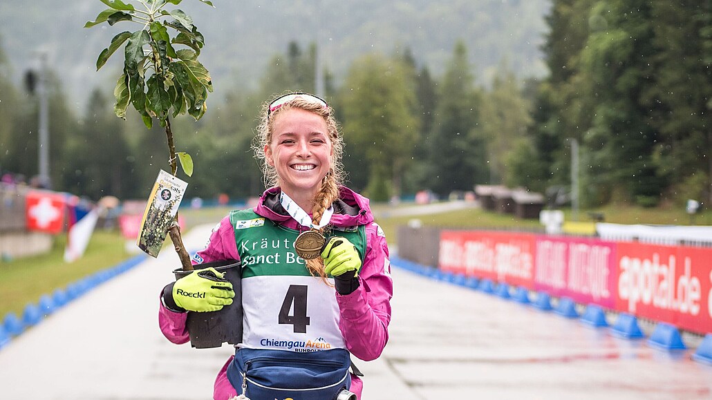 Markéta Davidová s bronzovou medailí ze závodu s hromadným startem na MS v...