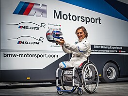 Ptapadesátiletý bývalý pilot formule 1 Alex Zanardi piel v roce 2001 o ob...