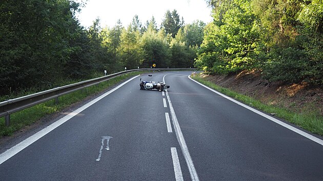 U Mezirol dostal motork smyk a naboural do svodidel. (29. srpna 2022)