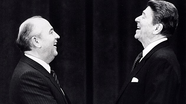 Michail Gorbaov a Ronald Reagan na snmku z jejich prvnho setkn v enev.