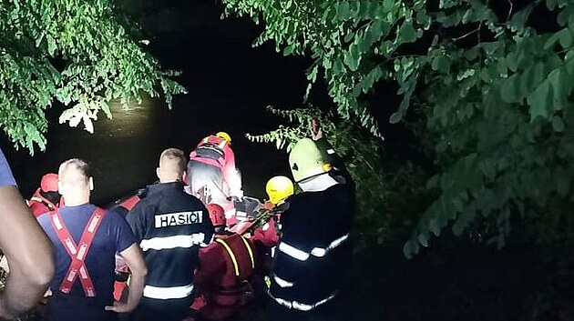 Dobrovolní hasiči z Horky nad Moravou zachránili v noci skupinu šesti mladých vodáků, kteří uvázli na ostrůvku Mlýnského potoka asi pět metrů od břehu.