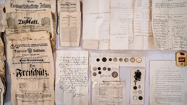 P�i oprav� v�e kostela v K�em��i se na�la historick� schr�nka s �adou p�edm�t�. Je mezi nimi nap��klad i krabi�ka startek s cigaretou.