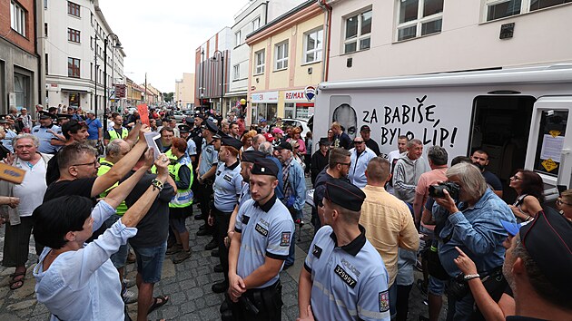Odprce a pznivce Andreje Babie oddlovala na mtinku na Husov td ve Slanm policie. (31. srpna 2022)