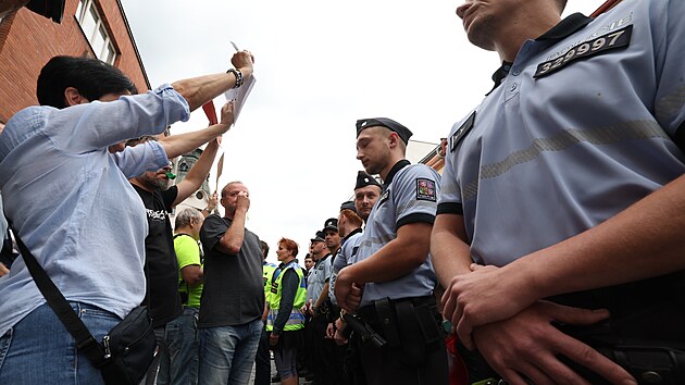 Příznivci a odpůrci šéfa hnutí ANO Andreje Babiše se strkají na mítinku na Husově třídě ve Slaném. (31. srpna 2022)