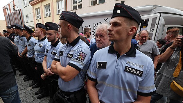 Příznivci a odpůrci šéfa hnutí ANO Andreje Babiše se strkají na mítinku na Husově třídě ve Slaném. (31. srpna 2022)