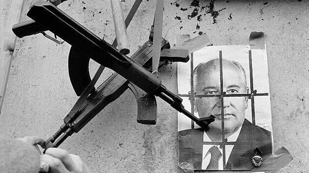 Zbra� vis� p�ed fotkou posledn�ho sov�tsk�ho l�dra Michaila Gorba�ova, kter� poslal sov�tskou arm�du do Litvy, aby zabr�nil jej�mu odtr�en� od Sov�tsk�ho svazu. (15. �ervna 1991)