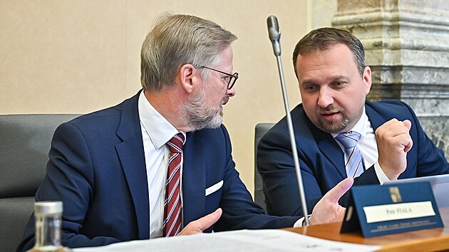 Premiér Petr Fiala a ministr práce a sociálních věcí Marian Jurečka