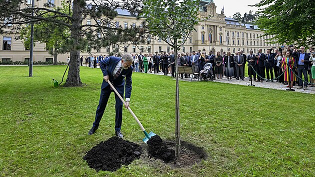 Premiér Petr Fiala zasadil jabloň Panenské české při slavnostním otevření zahrady Strakovy akademie, sídla vlády.