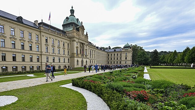 Premiér Petr Fiala slavnostně za účasti velvyslanců otevřel zahradu Strakovy akademie, sídla vlády.
