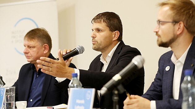 V brnnsk pedvolebn debat se stetli tyi kandidti na primtora. S mikrofonem v ruce Petr Hladk (KDU-SL).