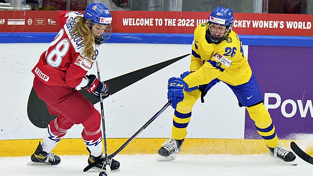 esk hokejistka Noemi Neubauerov (vlevo ) v souboji s Hannou Olssonovou ze vdska.