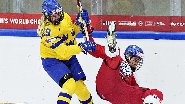 esk hokejistka Noemi Neubauerov pad po souboji se vdkou Olivi Carlssonovou.