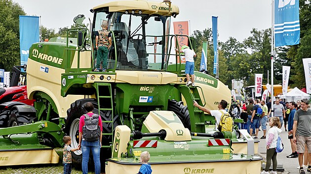 Na Zemi �ivitelce je pravideln� k vid�n� ta nejmodern�j�� zem�d�lsk� technika. Nejefektivn�j�� v�robn� postupy, ekologie a robotizace, tak vypad� zem�d�lstv� 4.0.