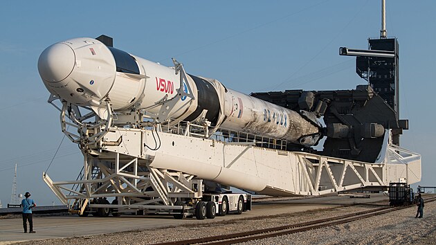 Falcon 9 s Dragonem bude jet pr let dopravovat na ISS astronauty i zsoby.