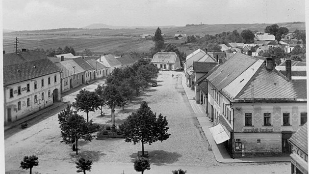 Náměstí na snímku z roku 1928. 