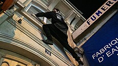 Píznivci parkouru v Paíi vypínají noní osvtlení výloh a svtelné reklamy....