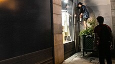 Píznivci parkouru v Paíi vypínají noní osvtlení výloh a svtelné reklamy....