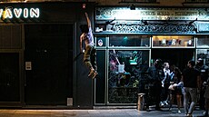 Píznivci parkouru v Paíi vypínají noní osvtlení výloh a svtelné reklamy....