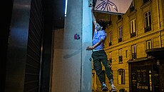 P�íznivci parkouru v Pa�í�i vypínají no�ní osv�tlení výloh a sv�telné reklamy....