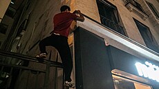 Píznivci parkouru v Paíi vypínají noní osvtlení výloh a svtelné reklamy....