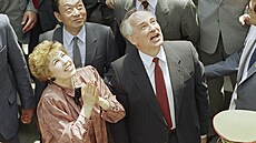 Sovětský vůdce Michail Gorbačov s manželkou Raisou při své návštěvě Číny v...