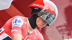 Vedoucí mu� celkového po�adí Remco Evenepoel z Quick-Stepu na startu...