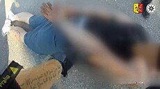 Recidivista jel v kradeném aut� ulicí, kterou zrovna hlídaly stovky policist�