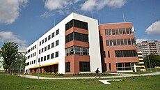 Stavba i s vybavením stála p�l miliardy korun.