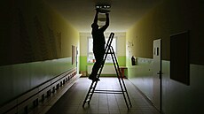 Budi svtlo. kolník me projasnit ivoty ák na chodb.