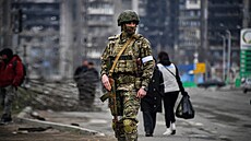 Ruský voják v obsazeném Mariupolu. (12. dubna 2022) | na serveru Lidovky.cz | aktuální zprávy