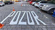 Ve Vratislavov� ulici se pohybuje hodn� �ák�, a to bohu�el i mimo chodník a...