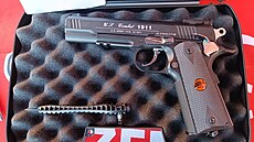 Airsoftová zbra je od té skutené k nerozeznání.