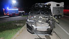 Dvacetiletá �idi�ka narazila s audi a p�ív�sem pro kon� do rozjetého vlaku.