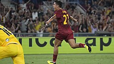 Paulo Dybala z AS �ím se raduje z gólu v zápase s Monzou.