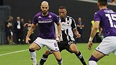 Riccardo Saponara z Fiorentiny útoí v zápase s Udine.