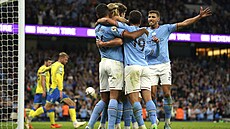 Erling Haaland z Manchesteru City slaví se spoluhrái gól v zápase s...