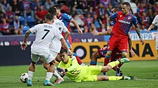 Branká Filip Nguyen ze Slovácka (na zemi) se snaí zabránit plzeskému gólu.