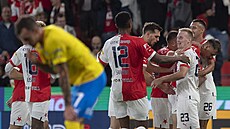 Fotbalisté Slavie se radují z gólu v utkání s Teplicemi.
