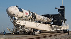 Falcon 9 s Dragonem bude jet pár let dopravovat na ISS astronauty i zásoby.